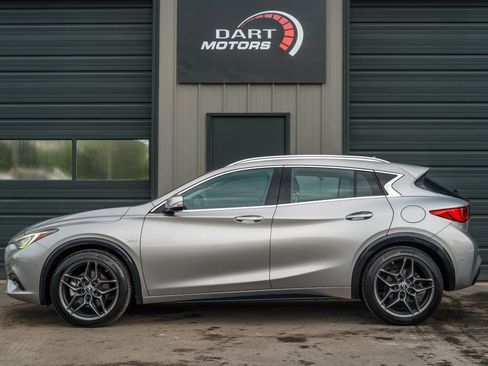 Used 2017 INFINITI QX30 Premium w/ Technology Package FWD image 4