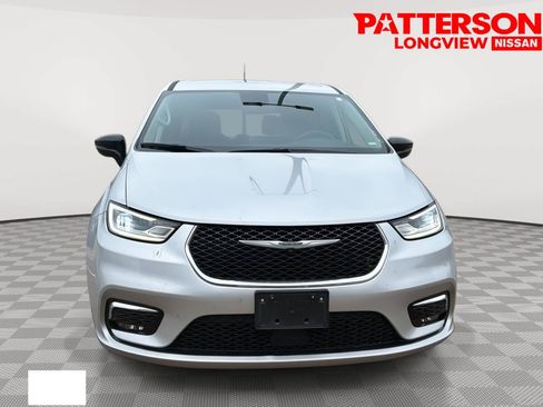 Used 2024 Chrysler Pacifica Touring-L FWD image 2