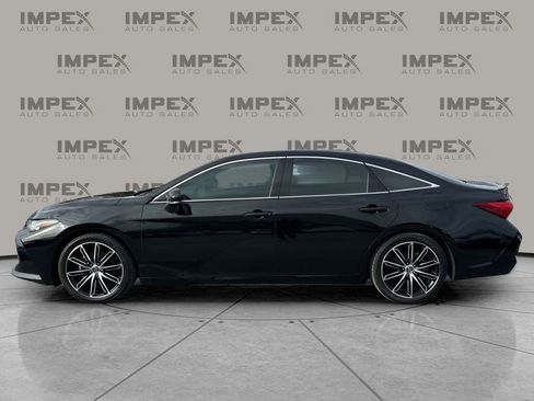 Used 2019 Toyota Avalon Touring image 2