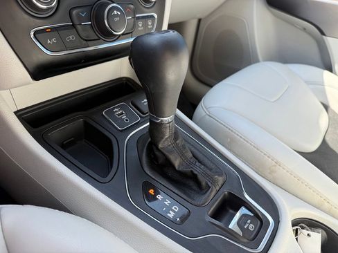 Used 2020 Jeep Cherokee Latitude Plus FWD image 18
