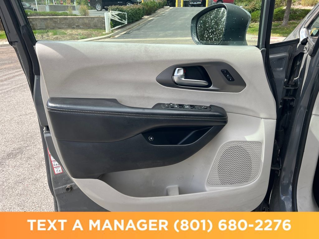 Used 2023 Chrysler Pacifica Touring-L FWD image 11