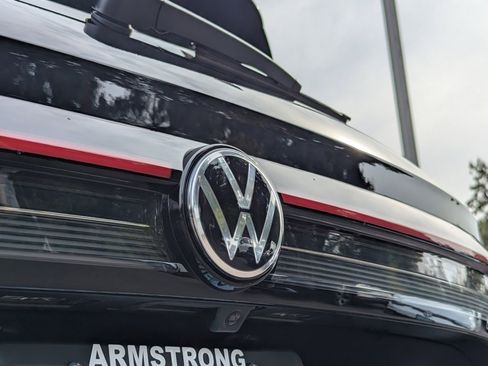 Used 2025 Volkswagen Taos SE w/ Panoramic Sunroof Package image 30