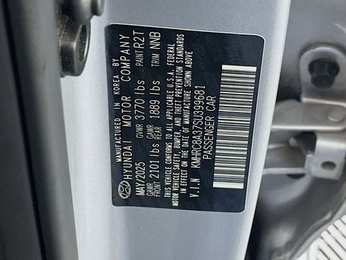 Used 2025 Hyundai Venue SEL image 12