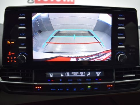 Used 2022 Toyota Sienna XLE image 17