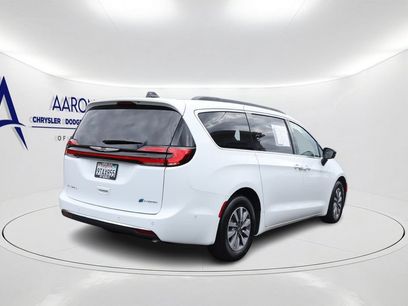 Used 2025 Chrysler Pacifica Select