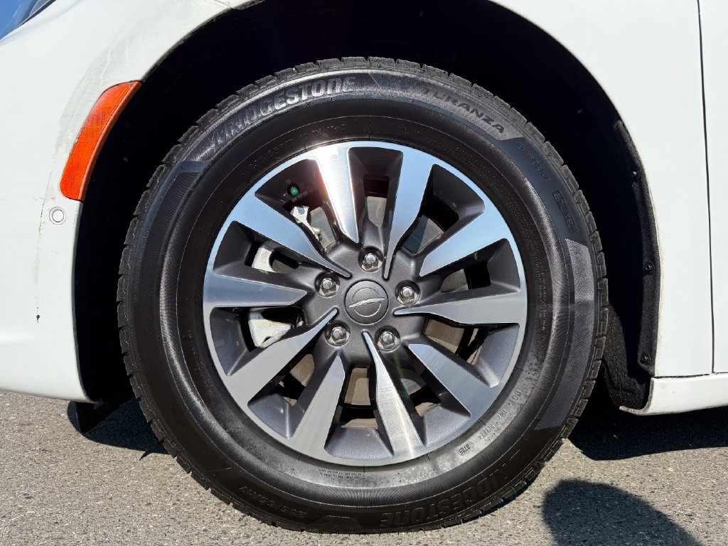 Used 2022 Chrysler Pacifica Limited w/ Uconnect Theater Family Group FWD image 9