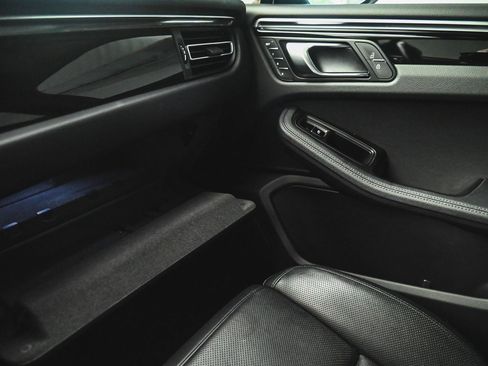 Used 2023 Porsche Macan image 17