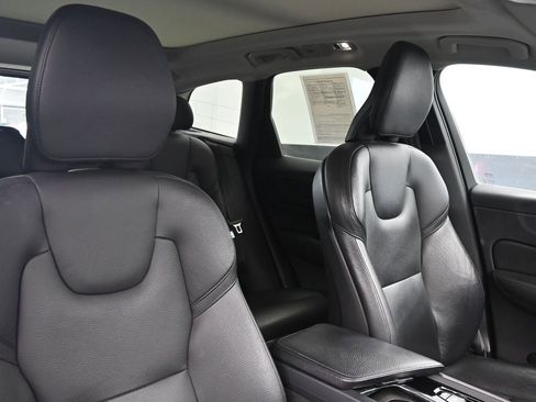 Used 2019 Volvo XC60 T5 Momentum w/ Premium Package image 11