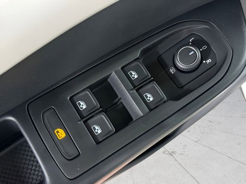 New 2025 Volkswagen Taos SE image 20