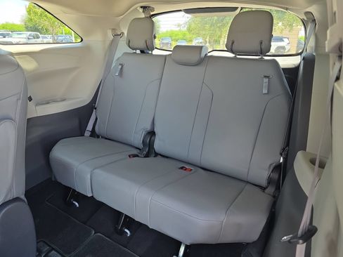 Used 2021 Toyota Sienna XLE FWD image 32