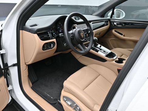 Certified 2025 Porsche Macan AWD/4WD image 4