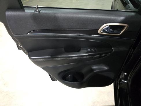 Used 2014 Jeep Grand Cherokee Limited image 24