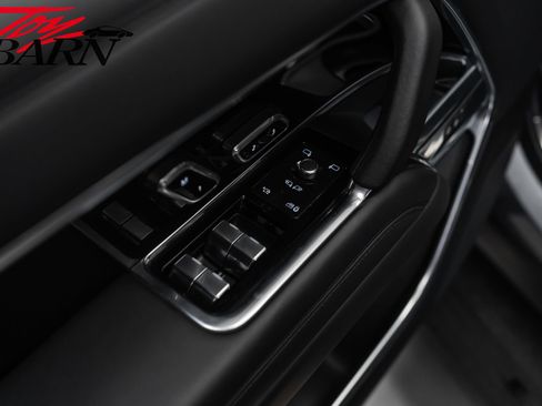 Used 2023 Land Rover Range Rover SE image 20