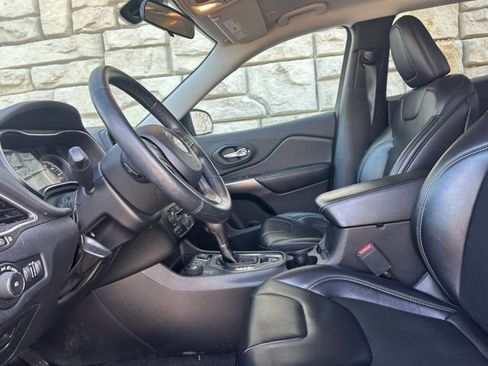 Certified 2019 Jeep Cherokee Latitude Plus w/ Cold Weather Group image 8