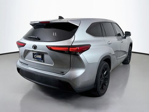 Used 2023 Toyota Highlander LE FWD image 7