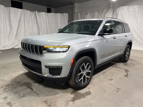 Used 2024 Jeep Grand Cherokee L Limited w/ Luxury Tech Group II image 3