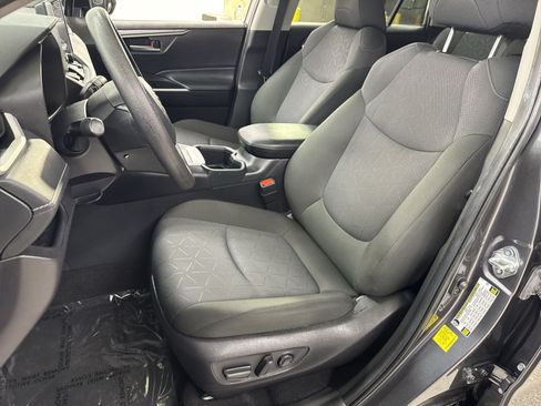 Used 2025 Toyota RAV4 XLE AWD/4WD image 25