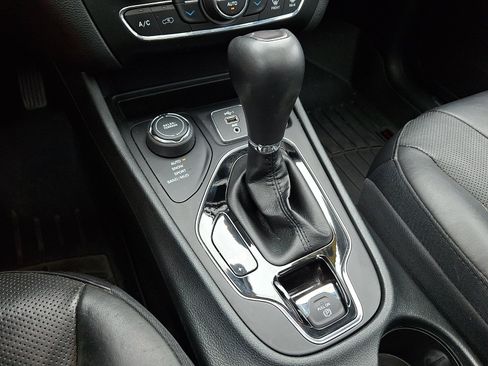 Used 2019 Jeep Cherokee Limited AWD/4WD image 15
