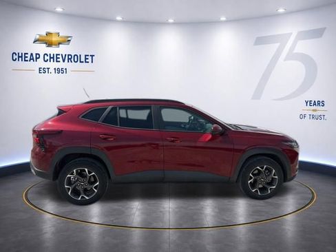 Used 2025 Chevrolet Trax LT w/ Driver Confidence Package FWD image 3