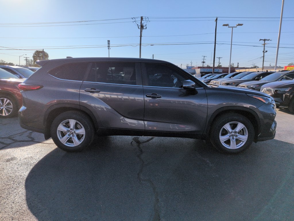 Used 2023 Toyota Highlander LE AWD/4WD image 6