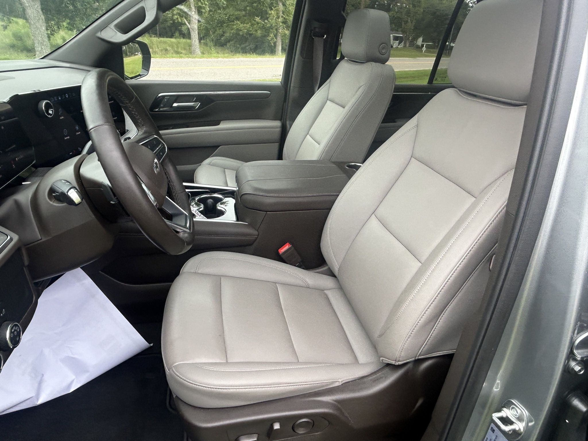 Used 2025 Chevrolet Tahoe Z71 w/ Comfort Package AWD/4WD image 16