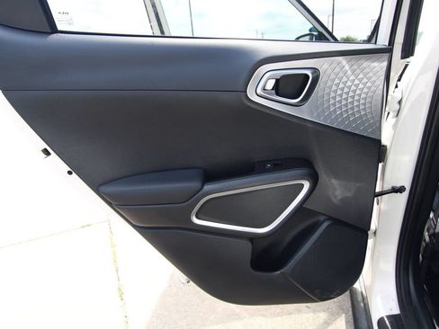 Used 2025 Kia Soul S FWD image 33