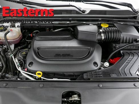 Used 2024 Chrysler Pacifica Touring-L FWD image 7