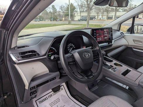 Used 2024 Toyota Sienna LE image 12