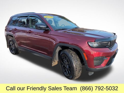 Used 2025 Jeep Grand Cherokee Altitude image 9