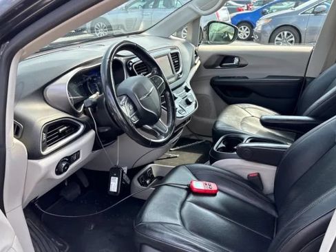 Used 2020 Chrysler Pacifica Touring-L FWD image 2