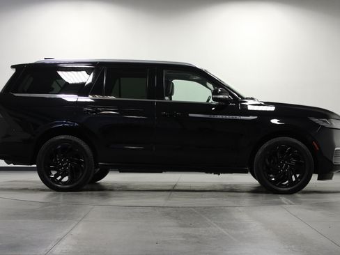 Used 2025 Lincoln Navigator Reserve AWD/4WD image 3