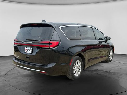 Used 2023 Chrysler Pacifica Touring-L FWD image 10