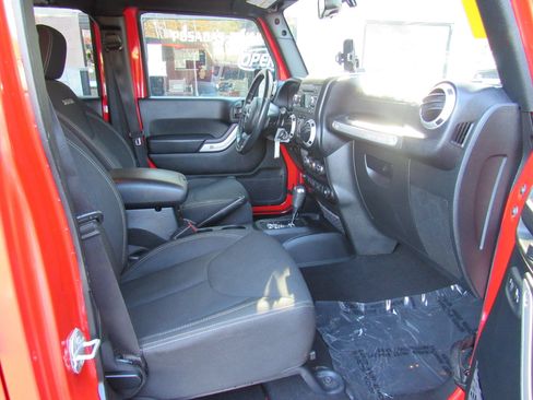 Used 2017 Jeep Wrangler Unlimited Sahara w/ Connectivity Group AWD/4WD image 19