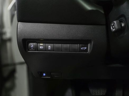 Used 2022 Toyota Venza XLE image 27