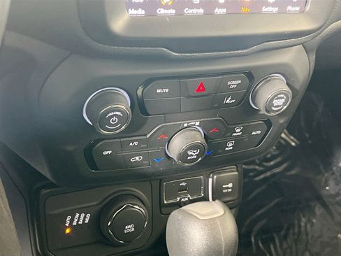 Used 2022 Jeep Renegade Latitude w/ Convenience Group image 16