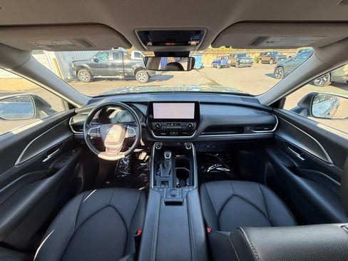 Used 2025 Toyota Grand Highlander AWD image 21