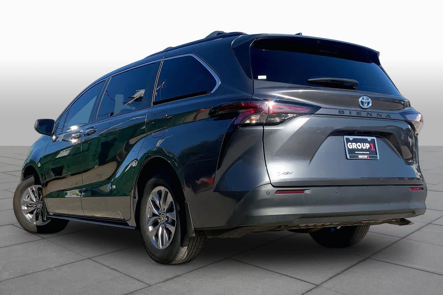 Used 2025 Toyota Sienna XLE FWD image 12