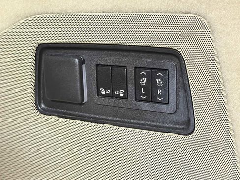 Used 2023 Cadillac Escalade Premium Luxury w/ Performance Package AWD/4WD image 18