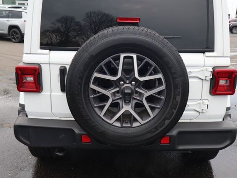 Used 2024 Jeep Wrangler Sahara image 8