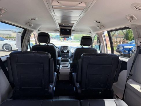 Used 2014 Chrysler Town & Country Touring image 16