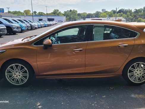 Used 2017 Chevrolet Cruze Premier FWD image 3