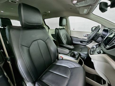 Used 2024 Chrysler Pacifica Touring-L FWD image 30