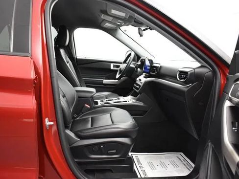 Used 2022 Ford Explorer XLT w/ Equipment Group 202A AWD/4WD image 17