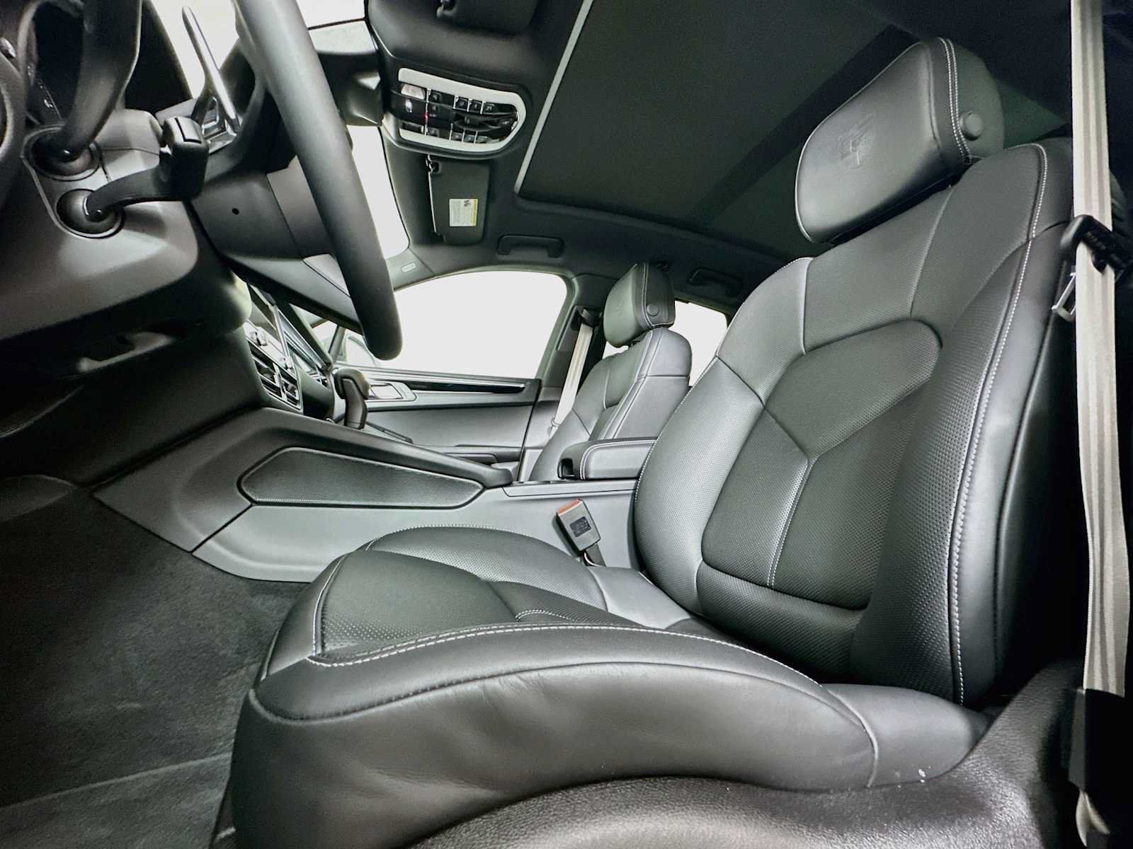 Certified 2025 Porsche Macan AWD/4WD image 5
