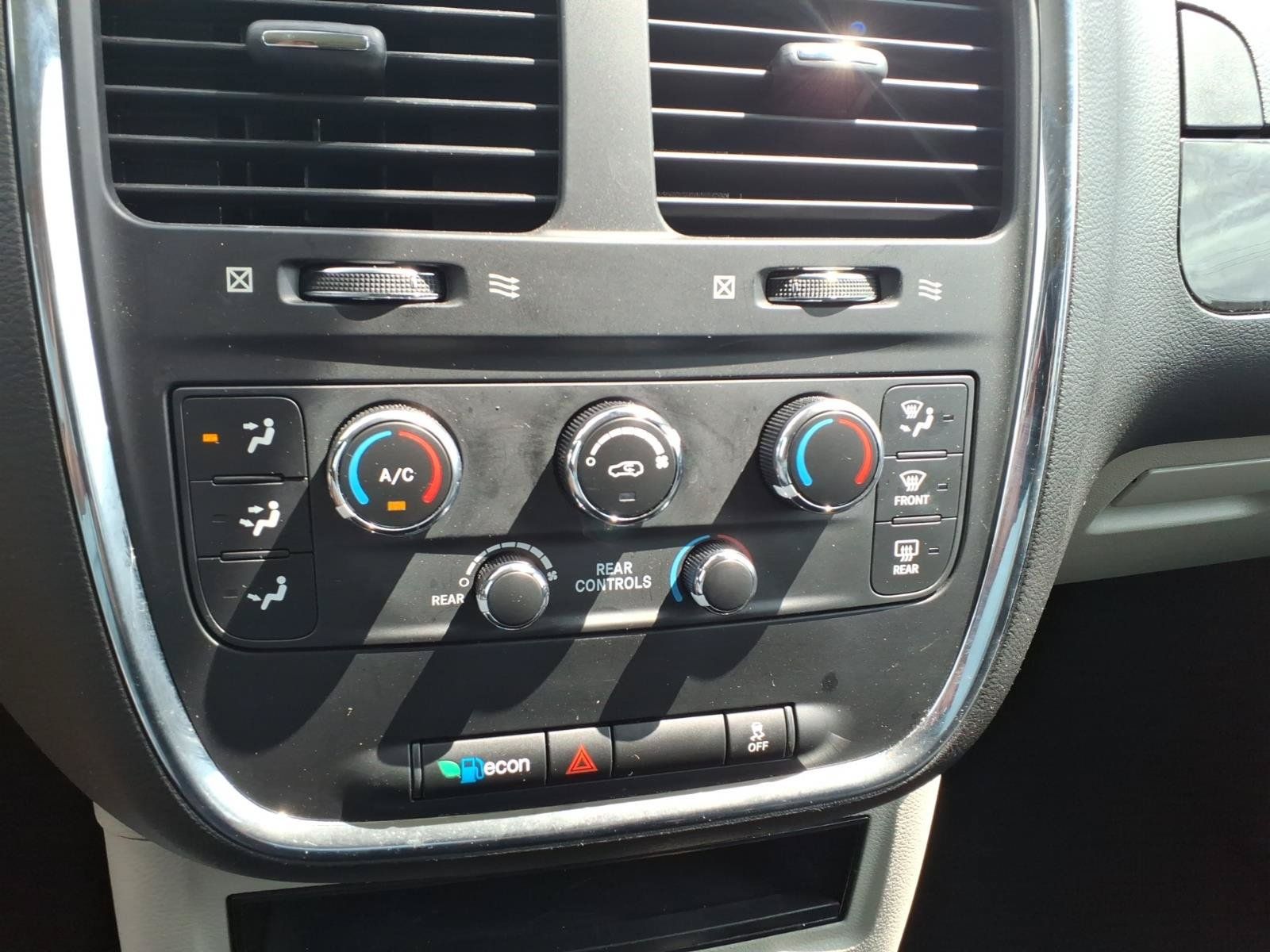 Used 2018 Dodge Grand Caravan SE w/ UConnect Hands-Free Group FWD image 9
