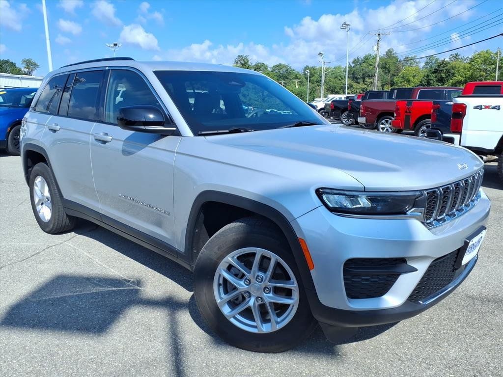 Used 2024 Jeep Grand Cherokee Laredo X w/ Luxury Tech Group I AWD/4WD image 2