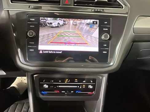 Used 2022 Volkswagen Tiguan SE AWD/4WD image 24