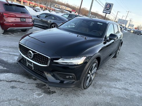 Used 2025 Volvo V60 B5 Cross Country Plus image 3
