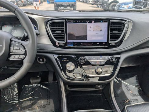 Used 2023 Chrysler Pacifica Limited w/ Uconnect Theater Family Group FWD image 23