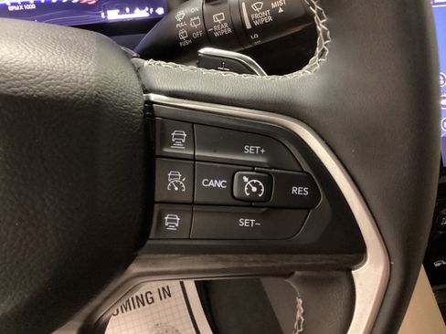 Used 2024 Jeep Grand Cherokee Limited w/ Luxury Tech Group II image 26